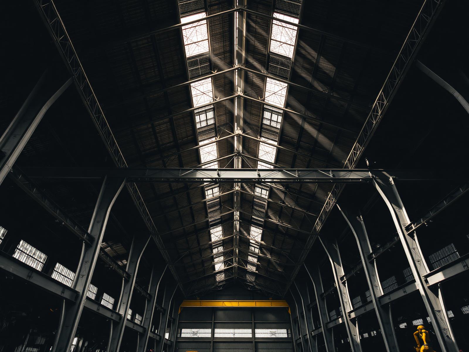 Interior de galpão industrial com estrutura metálica